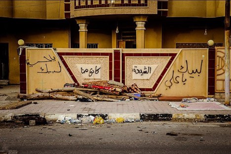 Ideological graffitis on walls in Fallujah, Iraq. Photo: Mahmood Hosseini. Source: Wikimedia
