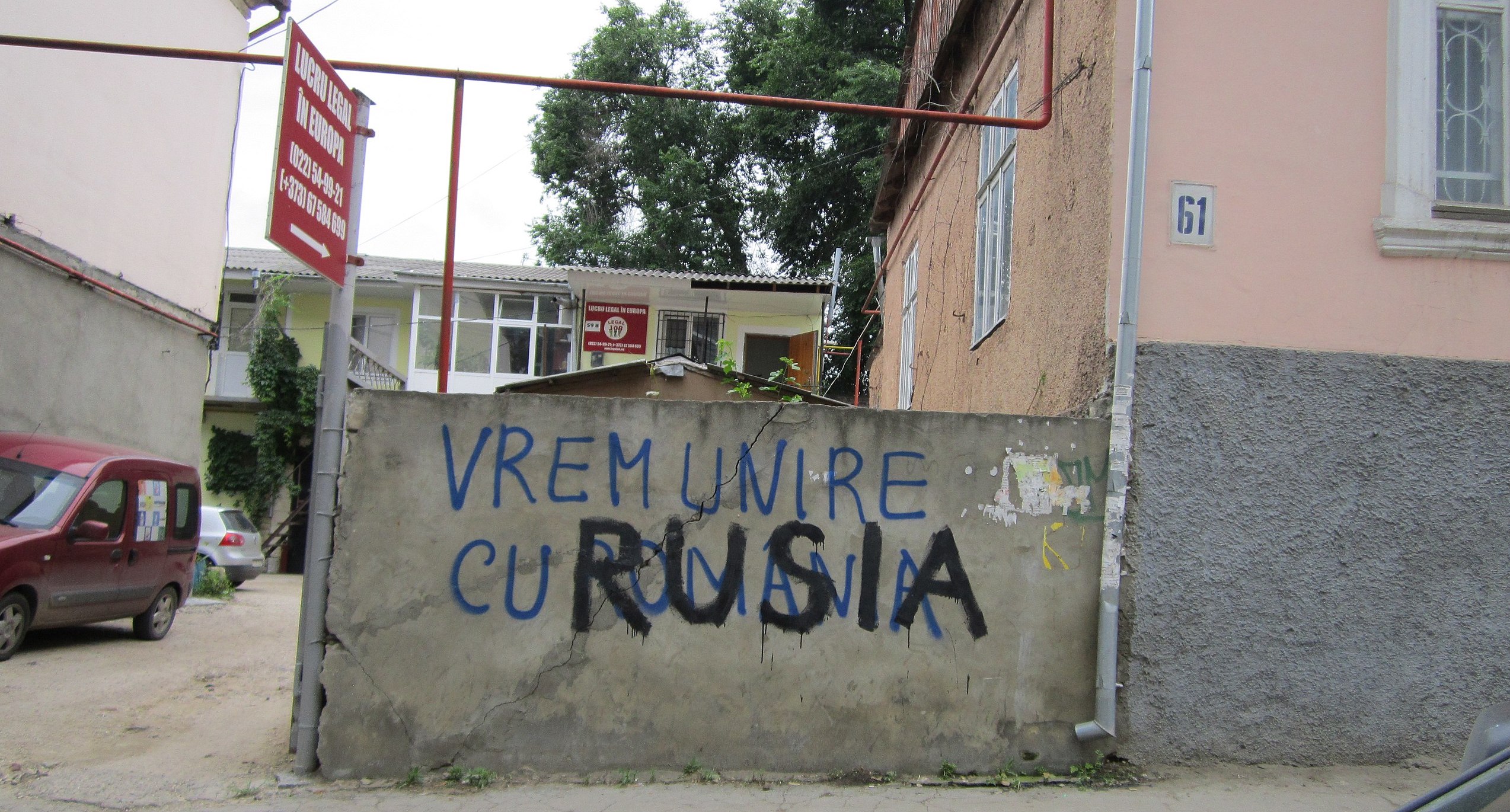 2560px-Chisinau_graffiti_1-1.jpg