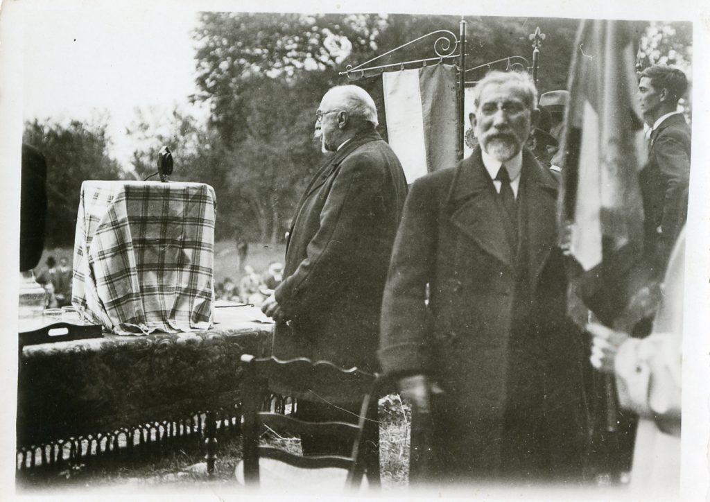 Taken by unknown, Charles Maurras and Antoine Schwerer in 1931. Link: https://commons.wikimedia.org/wiki/File:Meeting_Action_Fran%C3%A7aise.Mont_Renaud.1931.Charles_Maurras.26.jpg