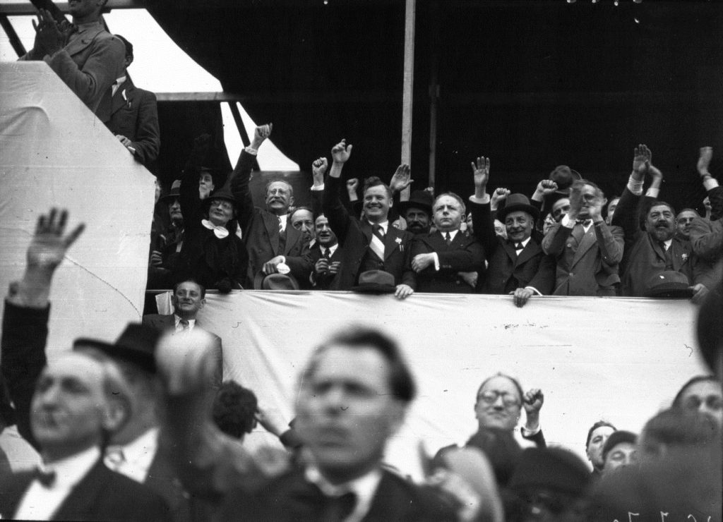 https://commons.wikimedia.org/wiki/File:Rassemblement-populaire-14-juillet-1936.jpg