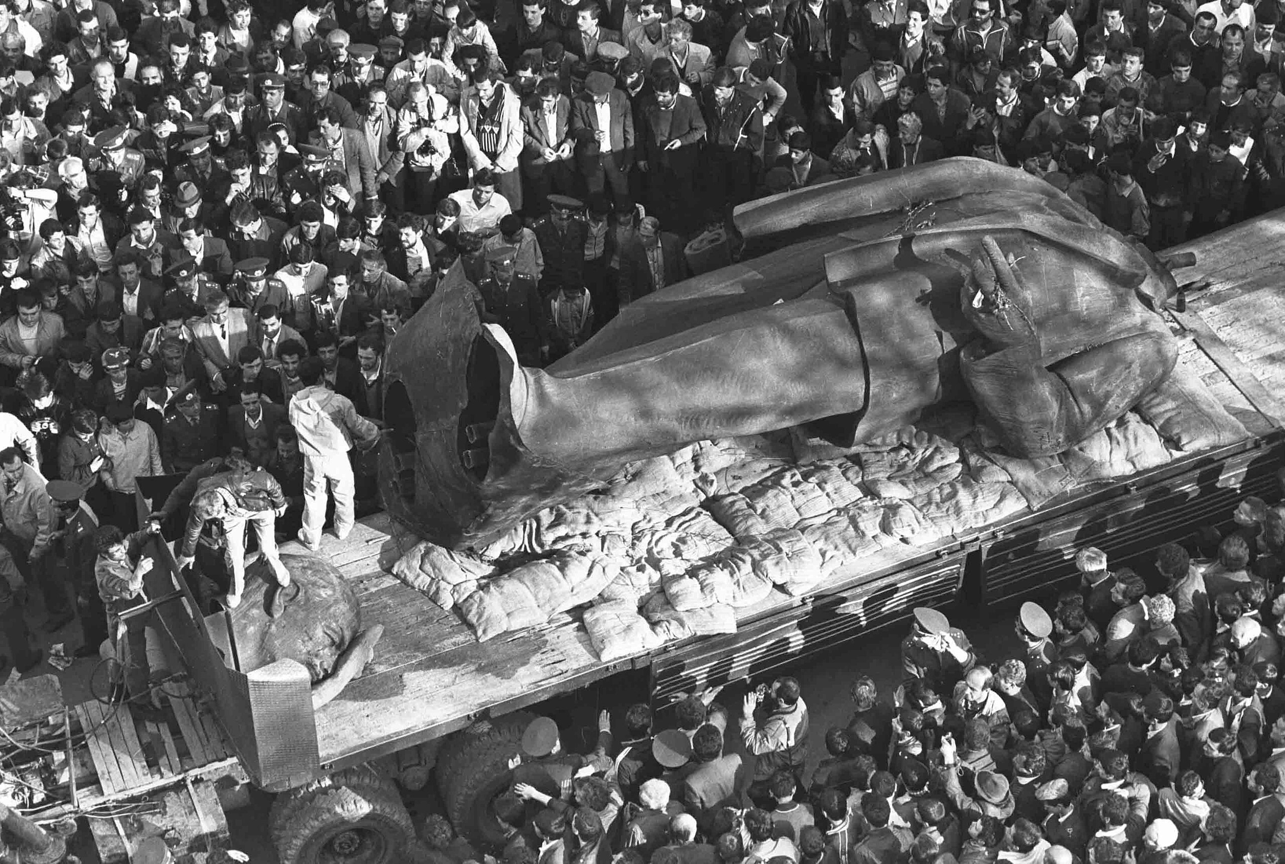 missionerlik pozitsiyasida chizilgan oyoqlari bilan quchoqlangan